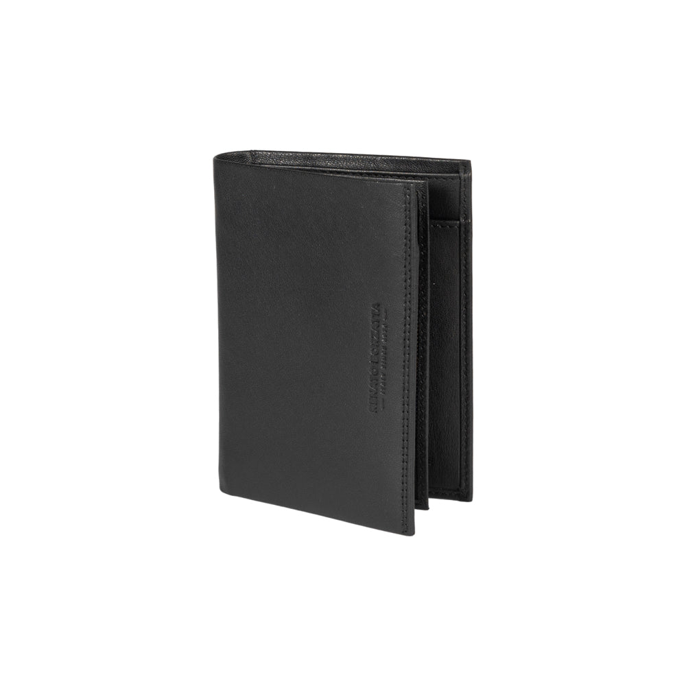 RB12009A | Men's flap pocket wallet in genuine full-grain leather, with light grain. Black color. RFID protection. Size when closed: 9.5 x 13 x 2 cm. Packaging: gift box bottom/cover