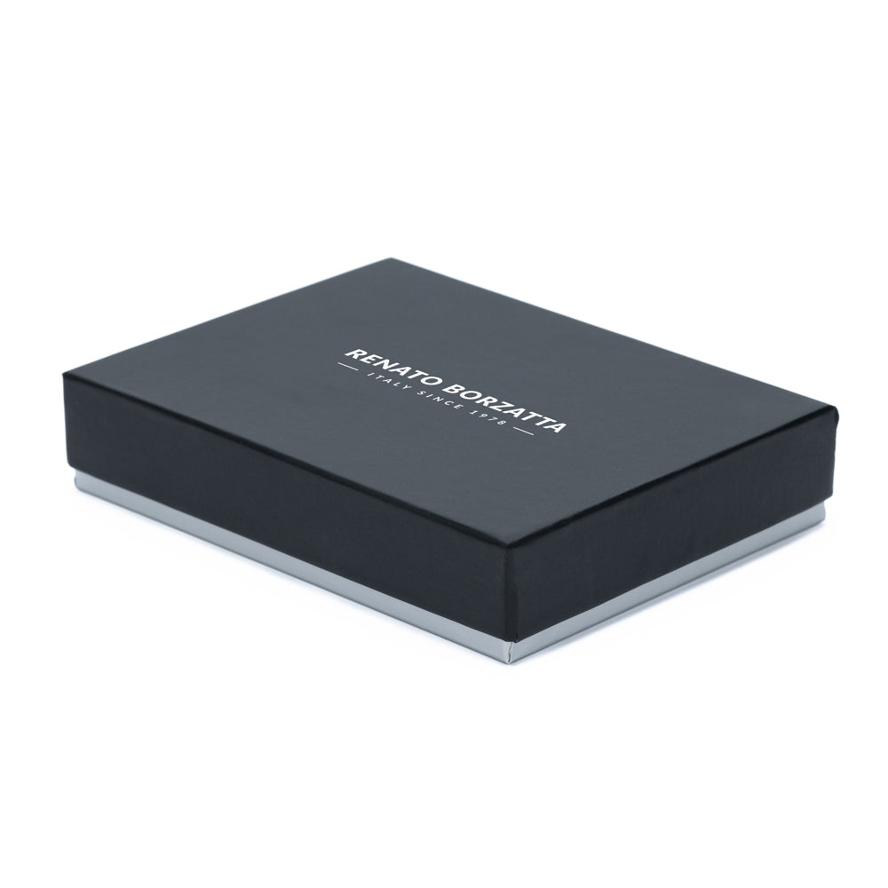 RB12009A | Men's flap pocket wallet in genuine full-grain leather, with light grain. Black color. RFID protection. Size when closed: 9.5 x 13 x 2 cm. Packaging: gift box bottom/cover